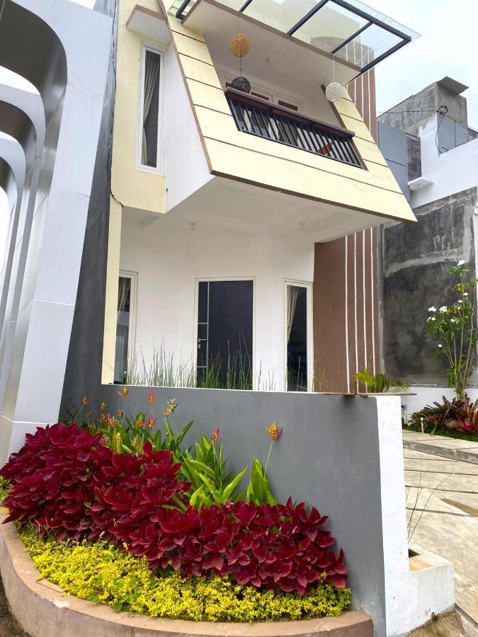 Villa Royal Arois Syariah Dekat Jatim Park 3 Tlekung エクステリア 写真